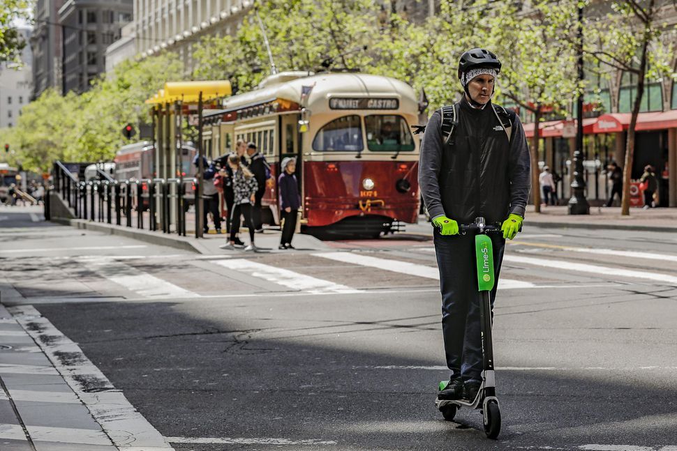 サンフランシスコでLimeの電動スクーターに乗る男性